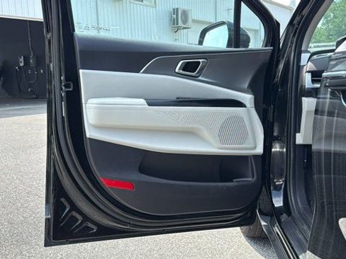 Used 2024 Kia Carnival LX FWD image 12
