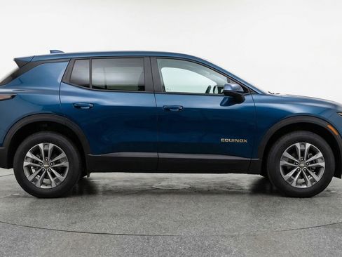 Used 2025 Chevrolet Equinox LT image 11