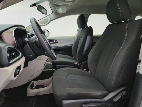 Used 2020 Chrysler Voyager L FWD image 10