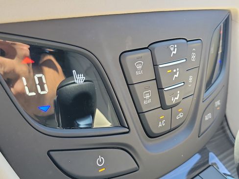 Used 2019 Buick Envision Essence FWD image 31