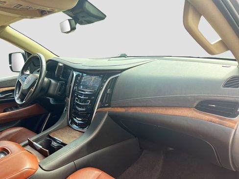Used 2020 Cadillac Escalade Luxury w/ Escalade Sport Edition AWD/4WD image 32