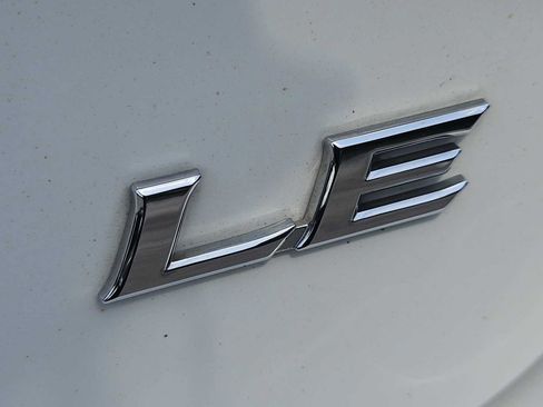 Used 2015 Toyota Camry LE FWD image 12