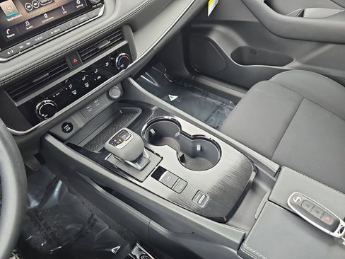 Used 2025 Nissan Rogue S image 24