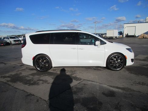 Used 2018 Chrysler Pacifica Touring-L Plus w/ Advanced Safetytec Group image 3