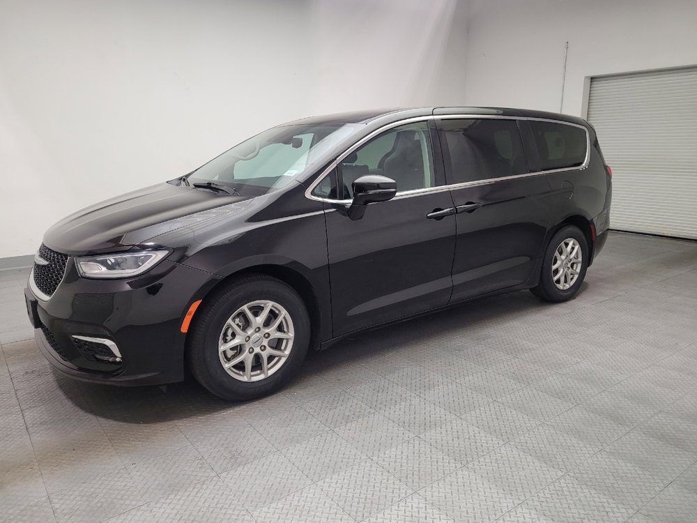 Used 2024 Chrysler Pacifica Touring-L FWD image 2