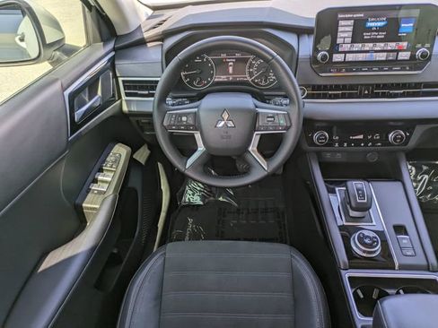 Used 2023 Mitsubishi Outlander SE FWD image 16