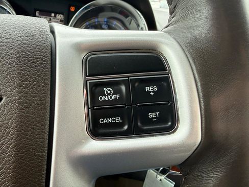 Used 2016 Chrysler Town & Country Touring image 13