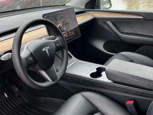 Used 2024 Tesla Model Y 2WD image 16