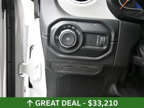 Used 2025 Jeep Wrangler Unlimited Sahara AWD/4WD image 26