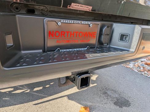 Used 2020 Nissan Titan PRO-4X w/ Pro-4x Convenience Package image 18