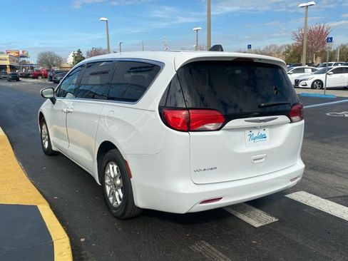 Used 2022 Chrysler Voyager LX image 6