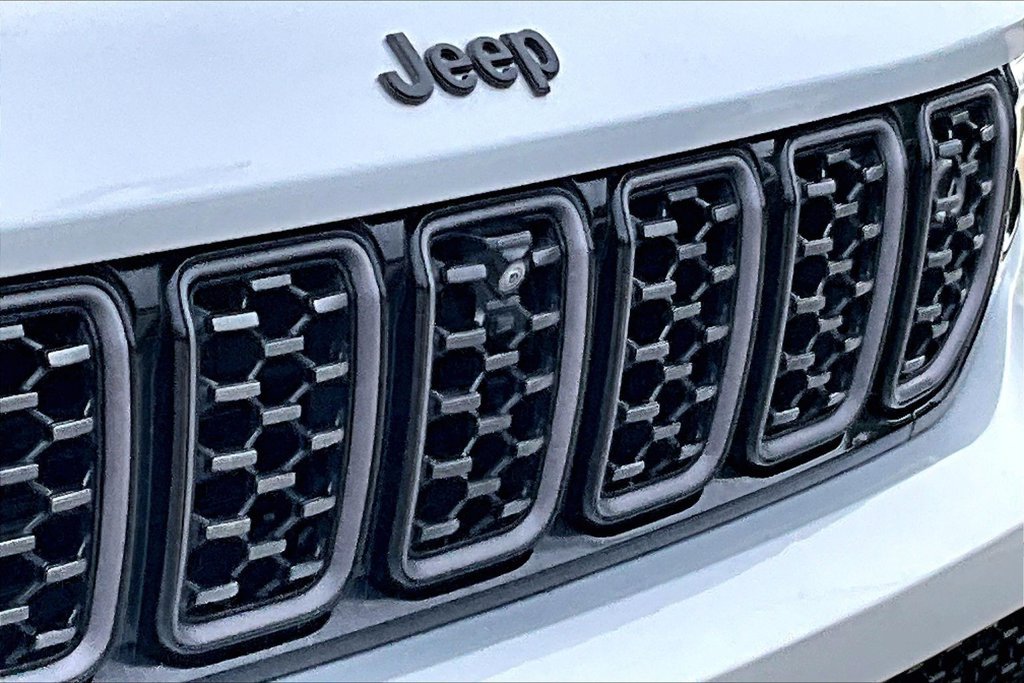 Used 2023 Jeep Grand Cherokee L Summit AWD/4WD image 11