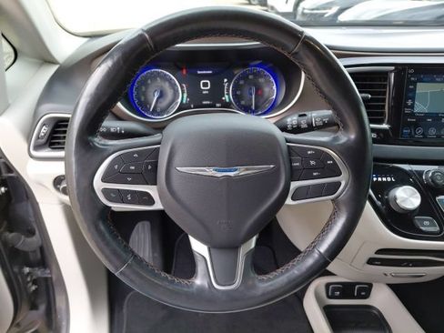 Used 2019 Chrysler Pacifica Touring-L Plus FWD image 10
