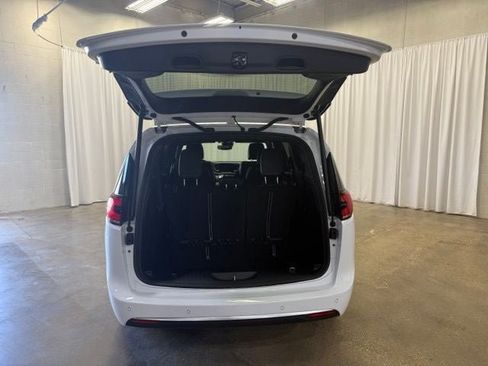 New 2027 Chrysler Pacifica Limited AWD/4WD image 24