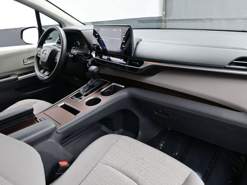 Used 2024 Toyota Sienna LE image 15