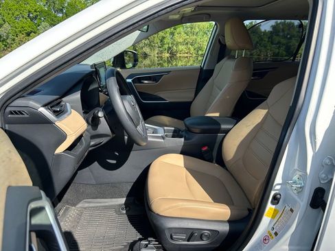 Used 2019 Toyota RAV4 XLE Premium image 14