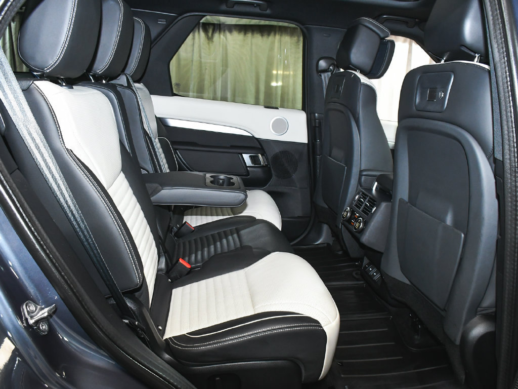 Used 2024 Land Rover Discovery Dynamic SE AWD/4WD image 54