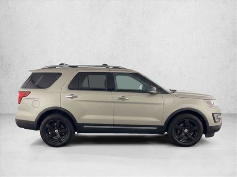 Used 2017 Ford Explorer XLT AWD/4WD image 8