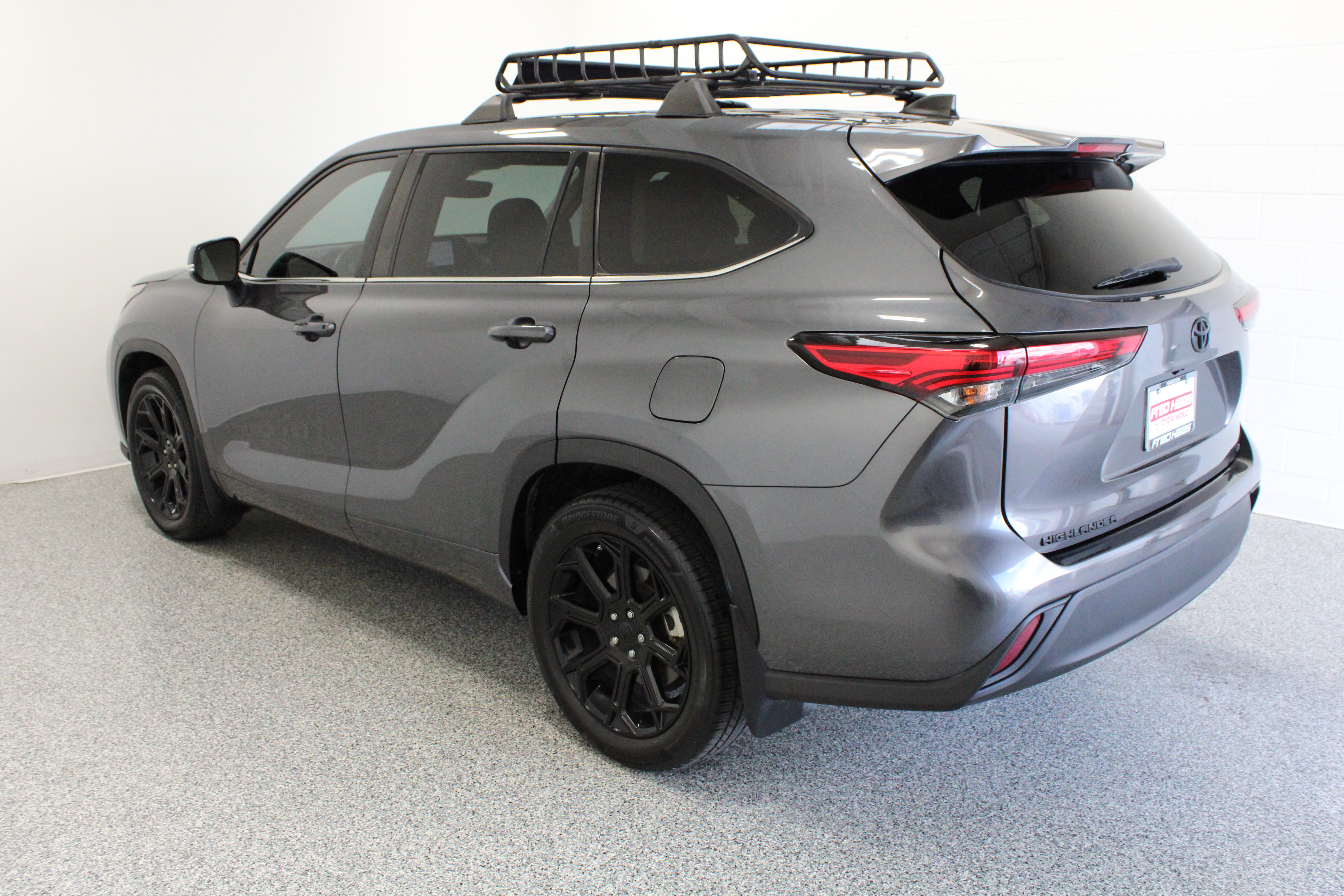 Used 2023 Toyota Highlander LE FWD image 9