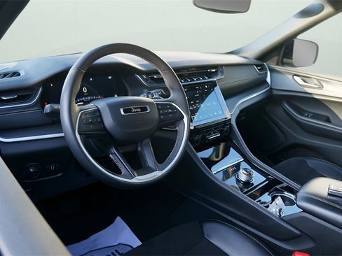 Used 2023 Jeep Grand Cherokee L Laredo image 13