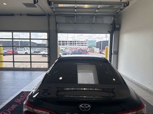 Used 2018 Toyota Camry XLE FWD image 7