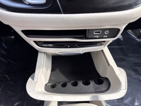 Used 2017 Chrysler Pacifica Limited image 35