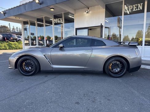 Used 2009 Nissan GT-R Premium AWD/4WD image 2
