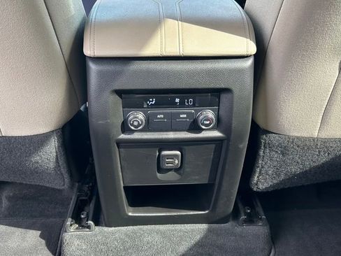 Used 2022 Chevrolet Traverse LS image 21