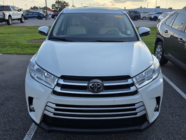 Used 2019 Toyota Highlander XLE FWD image 2