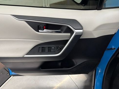 Used 2020 Toyota RAV4 XLE w/ Convenience Package FWD image 16