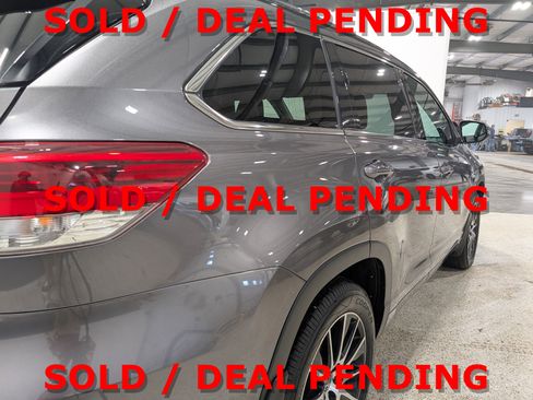 Used 2018 Toyota Highlander SE image 3