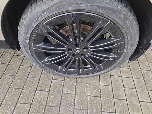 Used 2024 Land Rover Range Rover Long Wheelbase SE image 12