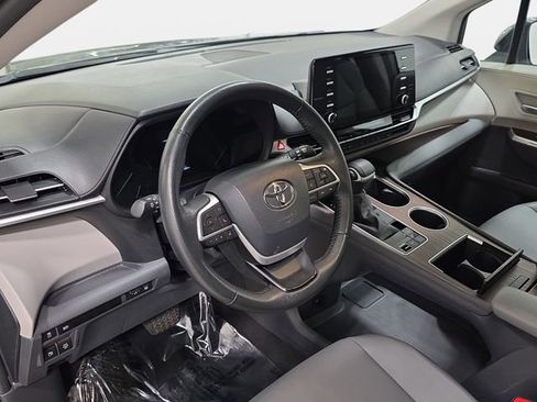Certified 2024 Toyota Sienna XLE FWD image 13