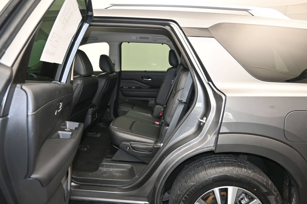 Used 2025 Nissan Pathfinder SL AWD/4WD image 22