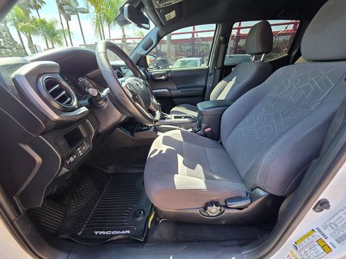 Used 2018 Toyota Tacoma TRD Off-Road w/ Technology Package AWD/4WD image 19