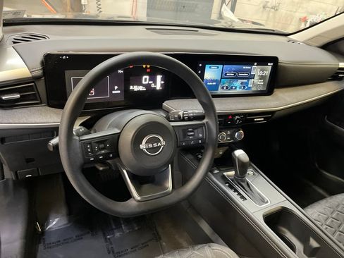 Used 2025 Nissan Kicks SV AWD/4WD image 16