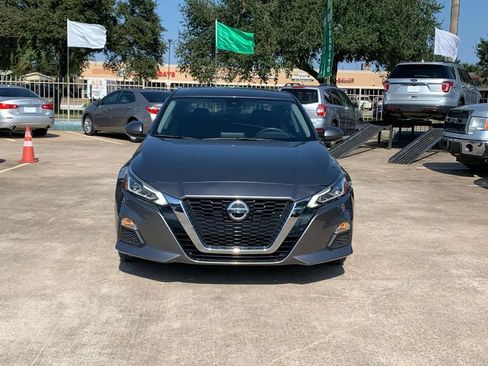 Used 2022 Nissan Altima 2.5 SV w/ SV Premium Package FWD image 2