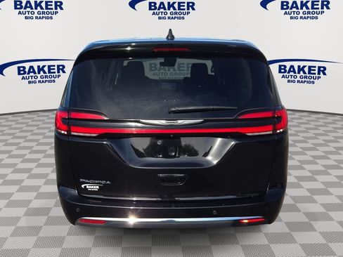 Used 2024 Chrysler Pacifica Touring-L FWD image 4
