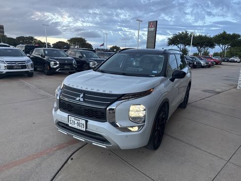 Used 2023 Mitsubishi Outlander SEL image 2