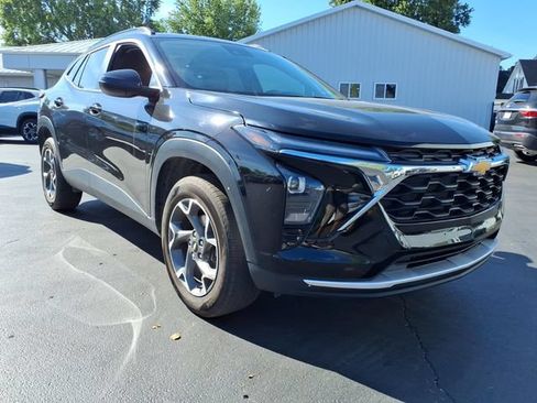 Used 2025 Chevrolet Trax LT FWD image 8