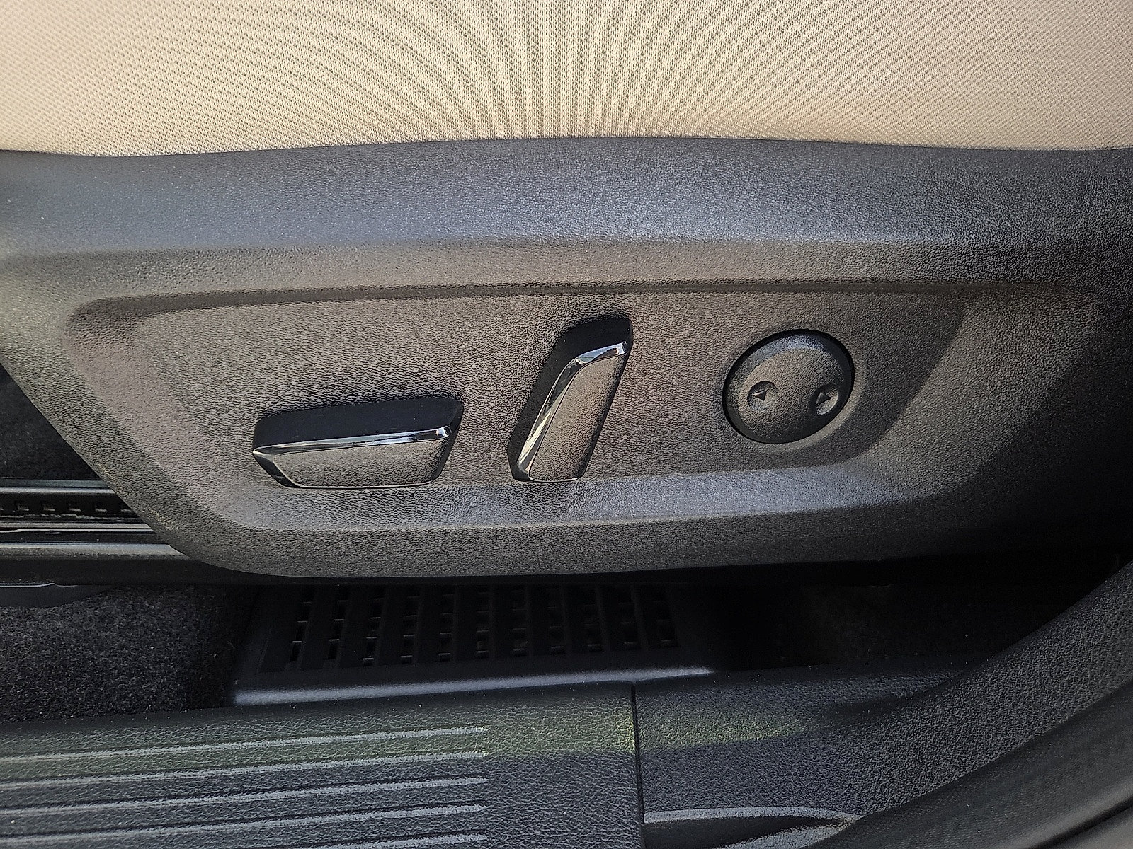 Used 2023 Nissan Rogue SV FWD image 15