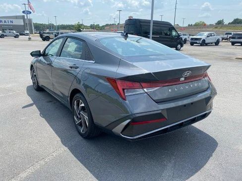 Used 2025 Hyundai Elantra SEL FWD image 5