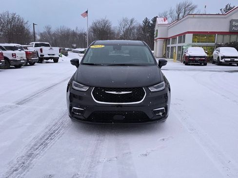 Used 2023 Chrysler Pacifica Touring-L image 3