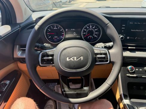 Used 2024 Kia Carnival LX FWD image 14