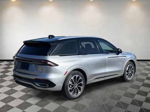 Used 2025 Lincoln Nautilus Reserve image 3