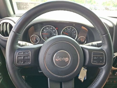 Used 2017 Jeep Wrangler Unlimited Sahara w/ Connectivity Group AWD/4WD image 18