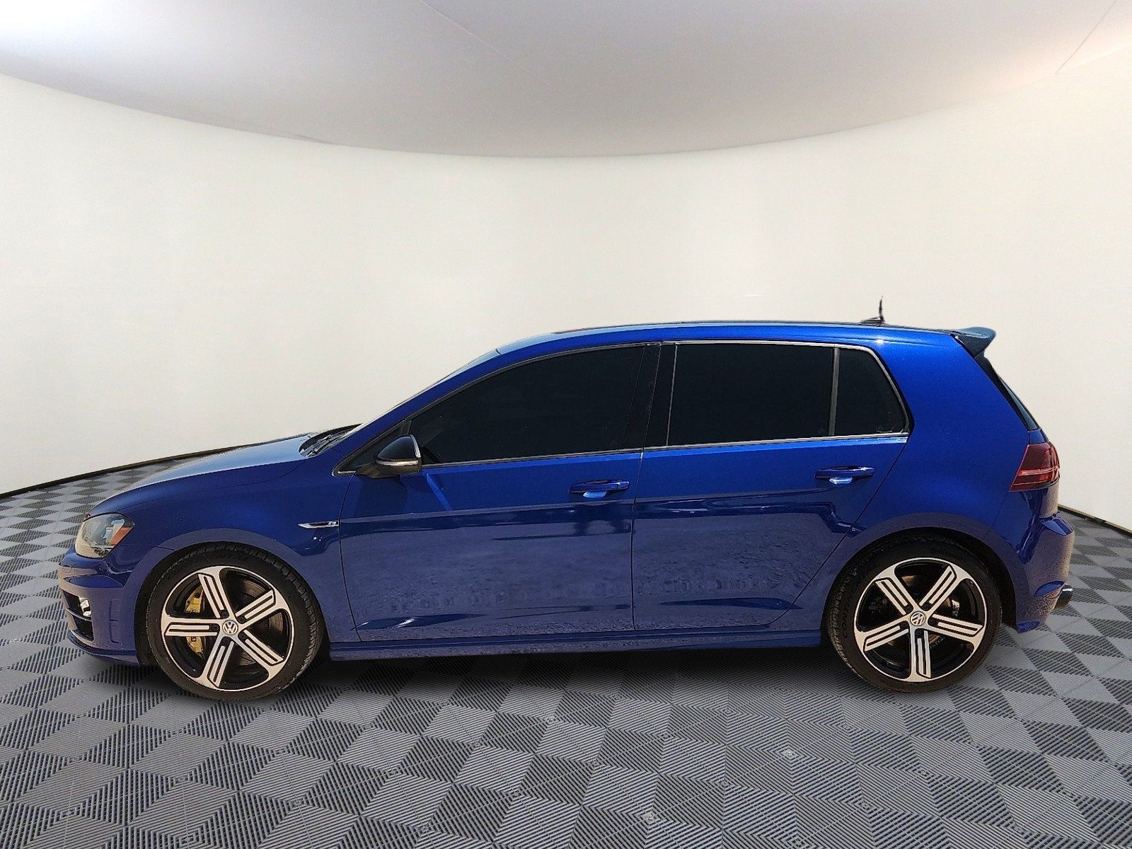 Used 2015 Volkswagen Golf R 4-Door AWD/4WD image 2