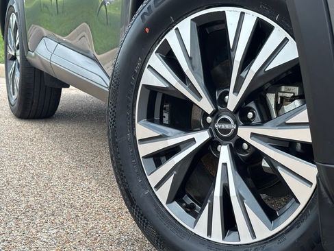 Used 2023 Nissan Rogue SV FWD image 2