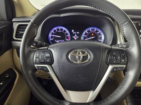 Used 2019 Toyota Highlander XLE FWD image 16