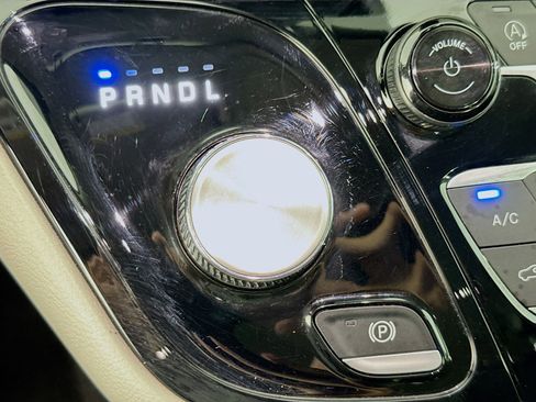 Used 2023 Chrysler Pacifica Touring-L image 19